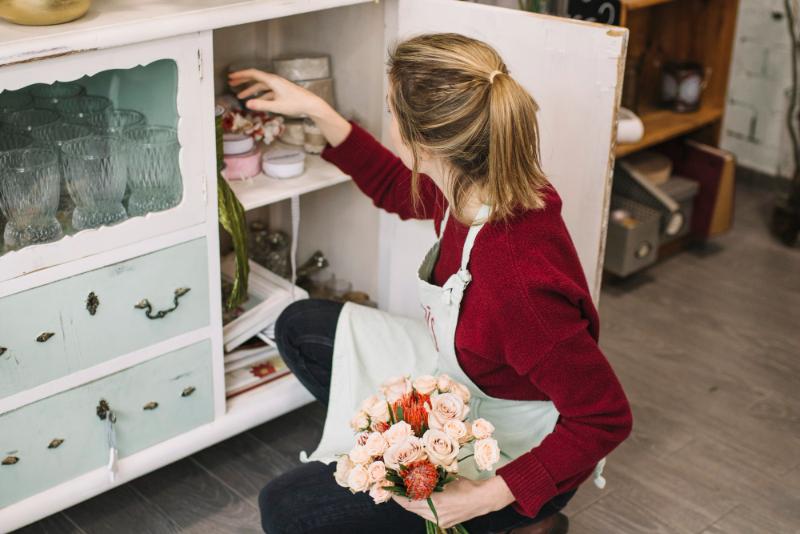 Come decorare una vetrina in sala da pranzo?