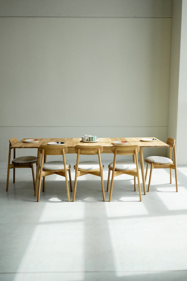 Tavolo da pranzo grande VESKOR in legno massiccio di quercia sostenibile