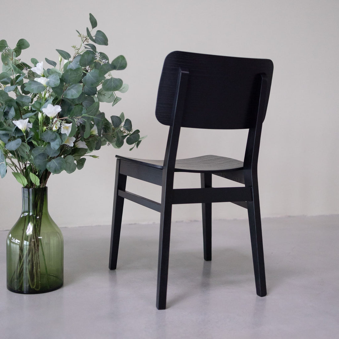 VESKOR Confezione di sedie da pranzo in rovere massiccio nero della collezione Dania Mobili nordici dal design moderno Mobel.Store