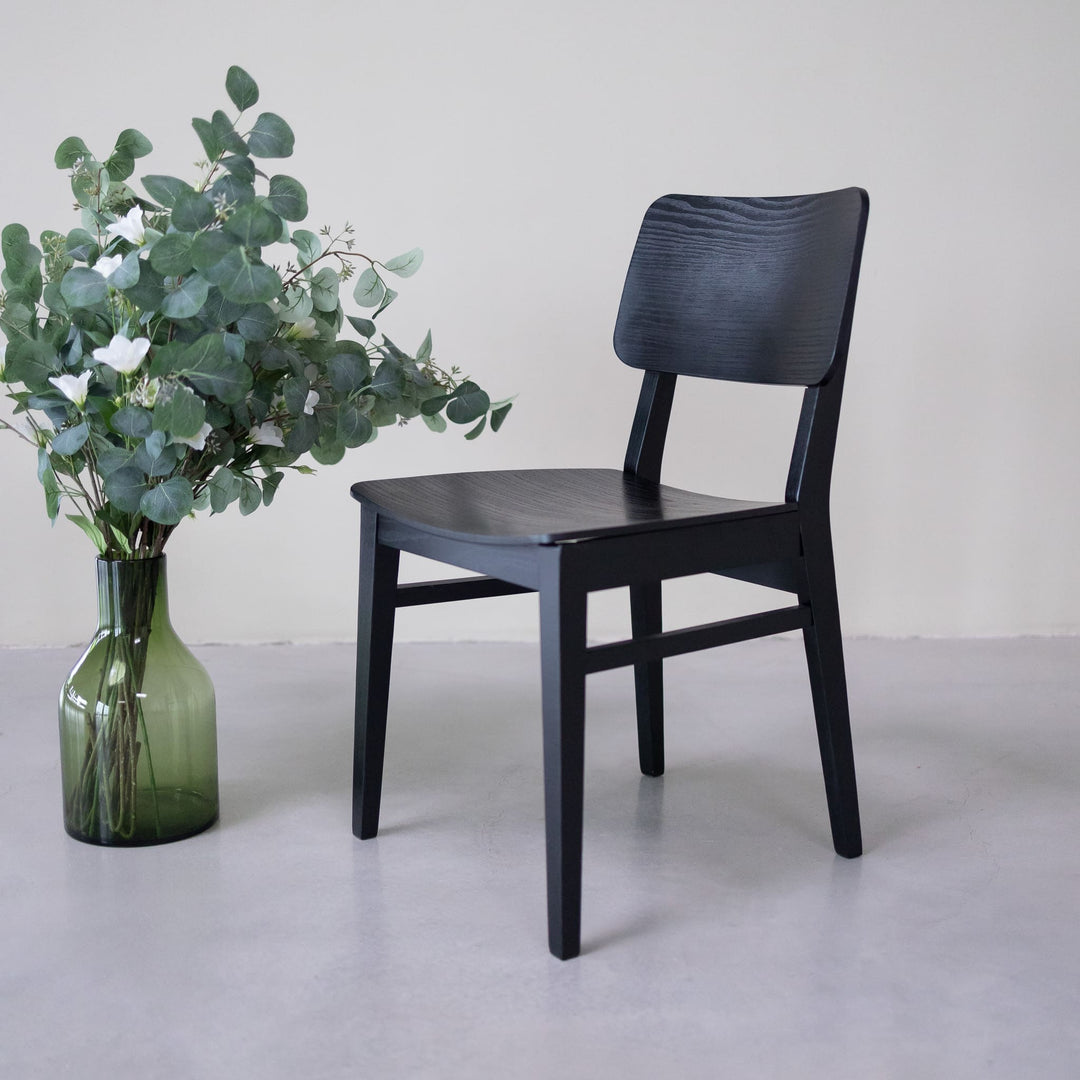 VESKOR Confezione di sedie da pranzo in rovere massiccio nero della collezione Dania Mobili nordici dal design moderno Mobel.Store