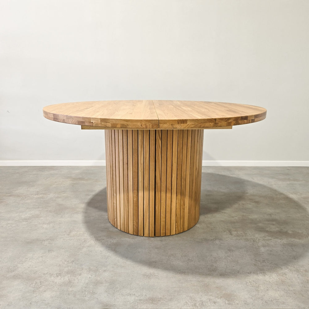 VESKOR Tavolo da pranzo rotondo allungabile in rovere massiccio ROMA 135-235 x 135 x 75 cm.